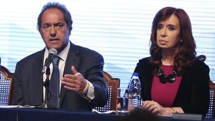  (La présidente sortante Cristina Kirchner avec le candidat Daniel Scioli qu'elle soutient © Maxppp)