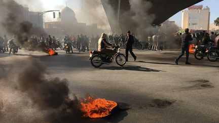 Des Iraniens manifestent contre la hausse du prix de l'essence, à Ispahan (Iran), le 16 novembre 2019. (AFP)