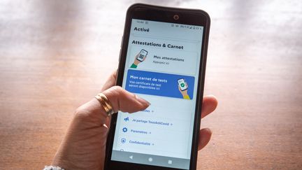 L'application TousAntiCovid regroupe résultats de tests et certificat de vaccination contre le Covid-19.&nbsp; (DANA TENTEA / HANS LUCAS / AFP)