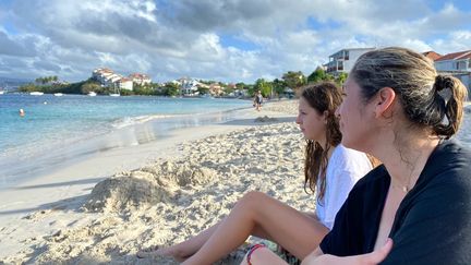 Monica et sa fille Sarah, sur la plage de la Pointe du bout (Martinique), en décembre 2020. (BORIS LOUMAGNE / RADIO FRANCE)