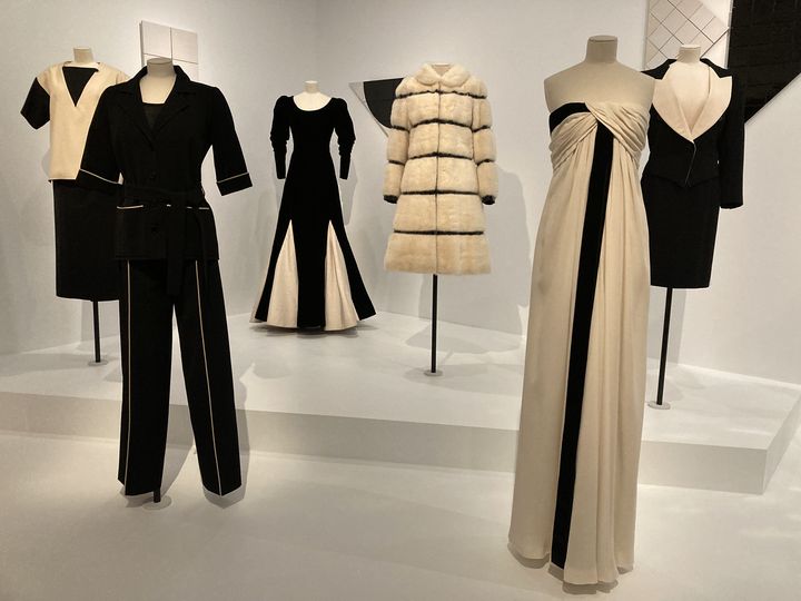 L'exposition "Yves Saint Laurent. Formes" au musée Yves Saint Laurent, juin 2023 : la salle noir et blanc (Corinne Jeammet)