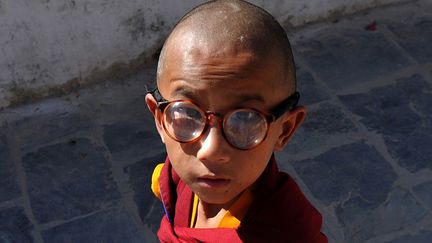 Un jeune moine bouddhiste pr&egrave;s de Katmandou (N&eacute;pal), le 10 novembre 2011. (PRAKASH MATHEMA / AFP)