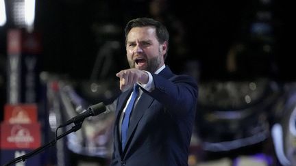 J.D. Vance, qui a rejoint Donald Trump comme colistier, s'exprime à la tribune de la convention républicaine, le 17 juillet 2024. A 39 ans, ce sénateur de l'Ohio est aussi le premier candidat barbu présent sur le ticket présidentiel depuis 75 ans. (UPI / NEWSCOM / SIPA)