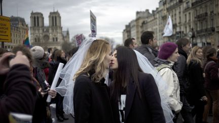 La sc&egrave;ne du baiser de Marseille a &eacute;t&eacute; rejou&eacute;e plusieurs fois. (FRED DUFOUR / AFP)