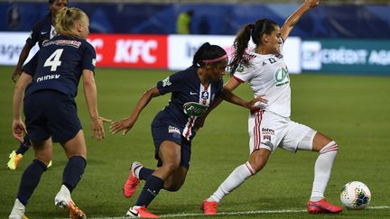 Des joueuses de l'OL et du PSG lors de la finale de Coupe de France, à Auxerre le 9 août 2020 (photo d'illustration). (RICHARD MOUILLAUD / MAXPPP)