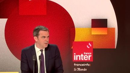 Olivier Véran, porte-parole du gouvernement, était dimanche 12 décembre l'invité de Questions politiques sur France Inter et franceinfo TV. (FRANCE INTER / RADIOFRANCE)