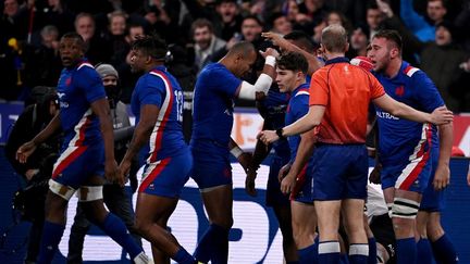 Les joueurs du XV de France célèbrent un essai contre la Nouvelle-Zélande, au Stade de France, à Saint-Denis (Seine-Saint-Denis), le 20 novembre 2021. (ANNE-CHRISTINE POUJOULAT / AFP)