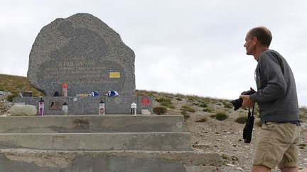 La stèle élevée en l'honneur de Tom Simpson, sur les pentes du mont Ventoux (Vaucluse), prise en photo le 12 juillet 2016. (BORIS HORVAT / AFP)