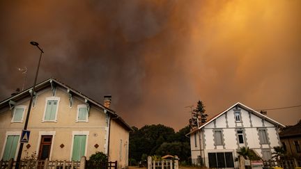 Lueurs d'incendie en lisière de Belin-Beliet (Gironde) le 10 août 2022 (DAVID THIERRY / MAXPPP)