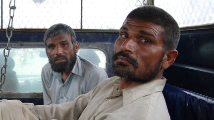 Deux fr&egrave;res pakistanais, d&eacute;j&agrave; impliqu&eacute;s dans une pr&eacute;c&eacute;dente affaire de cannibalisme, sont emmen&eacute;s au tribunal &agrave; Sargodha (Pakistan), le 15 avril 2014. (MAXPPP)