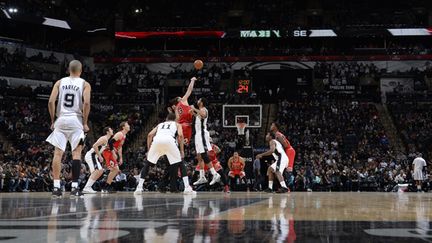 Noah tente un shoot sous les yeux de Parker (D. CLARKE EVANS / NBAE / GETTY IMAGES)