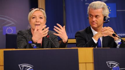 La pr&eacute;sidente du Front national, Marine Le Pen, et son alli&eacute; n&eacute;erlandais du PVV, Geert Wilders, le 28 mai 2014 &agrave; Bruxelles (Belgique). (DURSUN AYDEMIR / ANADOLU AGENCY / AFP)