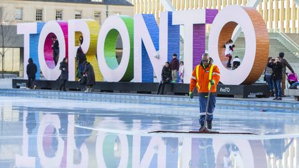 Dans la même ville canadienne de Toronto, la glace de la patinoire a bien du mal à rester gelée, le 24 décembre.&nbsp; (MAXPPP)