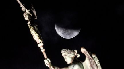 L'éclispe de lune partielle, au-dessus de la porte de Brandebourg, à Berlin, mardi 6 juillet 2019.&nbsp; (BRITTA PEDERSEN / DPA / AFP)