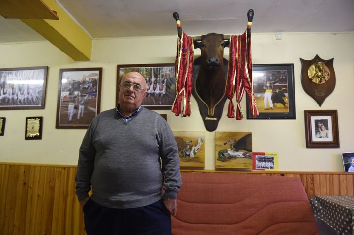 Henri Tilhet au milieu de la salle des trophées de la ganaderia Dargelos. (GAIZKA IROZ / AFP)