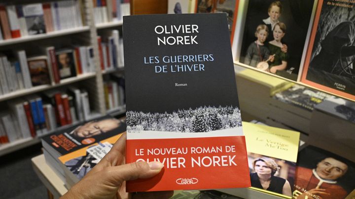 Le livre d'Olivier Norek, "Les Guerriers de l'hiver", en librairie, à Paris, le 20 septembre 2024. (MAGALI COHEN / HANS LUCAS / AFP)