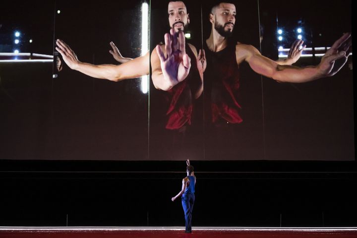 Mario Gonzales (Juliette) et David Adrian Freeland, Jr. (Roméo) dans une chorégraphie de Benjamin Millepied (JULIEN BENHAMOU)