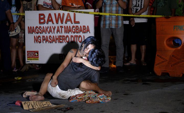 Jennilyn Olayres et le corps de son compagnon,&nbsp;Michael Siaron, abattu dans une rue de Manille (Philippines), le 23 juillet 2016. (NOEL CELIS / AFP)