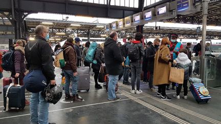 Jour de grand départ à la gare de l'Est, à Paris, les passagers d'un TGV OUIGO font la queue pour passer un portique de sécurité avant d'embarquer, le 19 décembre 2020. (AMAURY CORNU / HANS LUCAS)