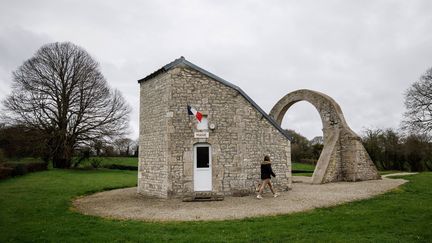 Dans le&nbsp;tout petit village de&nbsp;Reigneville-Bocage (Manche), il n'y avait pas grand monde au bureau de vote.&nbsp; (SAMEER AL-DOUMY / AFP)