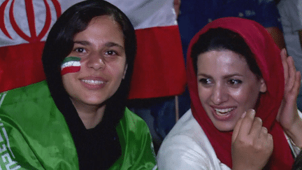 Par milliers, les Iraniens se&nbsp;sont pressés lundi soir&nbsp;aux abords du stade Azadi de Téhéran pour&nbsp;voir le match Portugal-Iran sur écran géant...Et parmi eux, pour la première fois, des Iraniennes! (France 24)