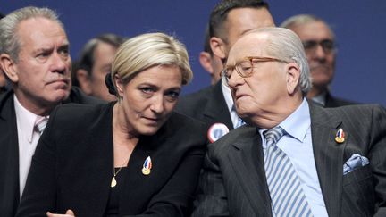 Jean-Marie Le Pen (&agrave; droite) et sa fille, Marine Le Pen (&agrave; gauche), le 16 janvier 2011 &agrave; Tours (Indre-et-Loire). (MIGUEL MEDINA / AFP)