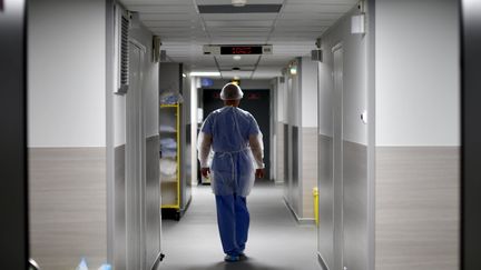 Un médecin dans le couloir d'un hôpital de Nancy (Meurthe-et-Moselle) le 30 octobre 2020. Illustration&nbsp; (ALEXANDRE MARCHI / MAXPPP)