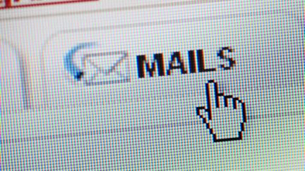 Le bouton "mails" sur un écran d'ordinateur. (PHILIPPE TURPIN / MAXPPP)