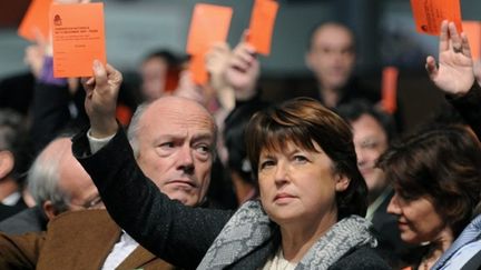 Martine Aubry lors d'un vote sur les listes des régionales  lors d'une convention du PS (12/12/09) (AFP/ALAIN JOCARD)