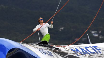 Le skipper&nbsp;Francois Gabart sur son bateau, le 11 novembre 2018. (LOIC VENANCE / AFP)