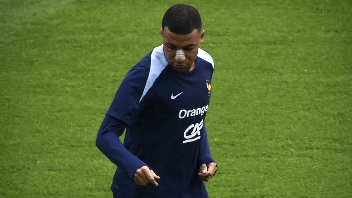 Kylian Mbappé est apparu avec un pansement sur le nez lors d'un entraînement à Paderborn (Allemagne), le 19 juin 2024. (Hortense Leblanc)