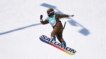 La Française Lucile Lefevre lors de son troisième et dernier run en qualifications du big air, à Pékin, le 14 février 2022. (MANAN VATSYAYANA / AFP)