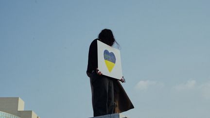 Un cœur aux couleurs du drapeau ukrainien, lors d'une manifestation à Paris, le 5 mars 2022. (PAULINE TOURNIER / HANS LUCAS / AFP)