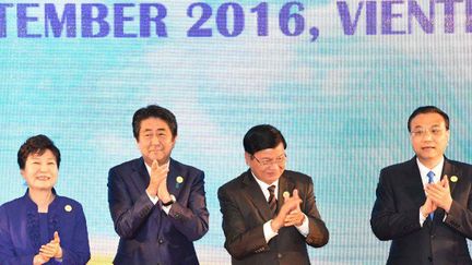 La présidente sud-coréenne Park Geun-hye (à gauche) puis le Premier ministre japonais Shinzo Abe (2e à gauche) et le Premier ministre chinois Li Keqiang prennent la pose, le 7 septembre 2016, avant le début du sommet de l'Asean au Laos. (KETARO AOYAMA / YOMIURI / THE YOMIURI SHIMBUN)