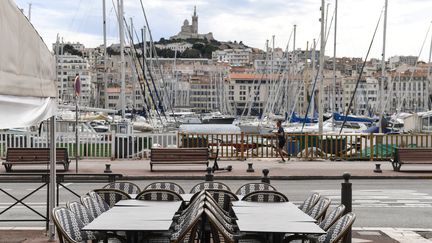 La terrasse déserte d'un restaurant fermé sur le Vieux-Port de Marseille (Bouches-du-Rhône), le 28 septembre 2020, pendant l'épidémie de Covid-19. (NICOLAS TUCAT / AFP)