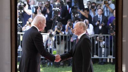 Le président russe Vladimir Poutine et le président américain Joe Biden échangeant une poignée de main à Génève, première réunion de ce type depuis 2018. (EYEPRESS NEWS)