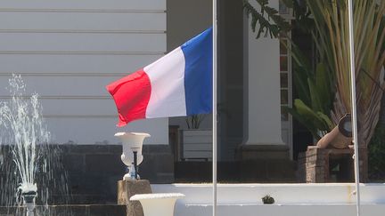 Drapeau en berne à la préfecture de La Réunion à l'occasion de la journée de deuil national en mémoire des victimes du cyclone Chido. (Willy Fontaine)