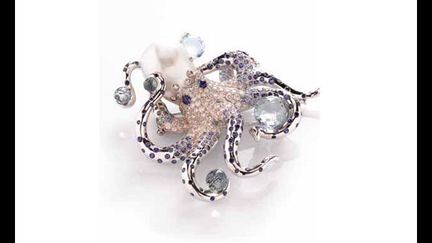 Broche ondine en or blanc signée Marchak avec diamants, perle baroque, et aigue-marines briolettes.
 (Marchak)