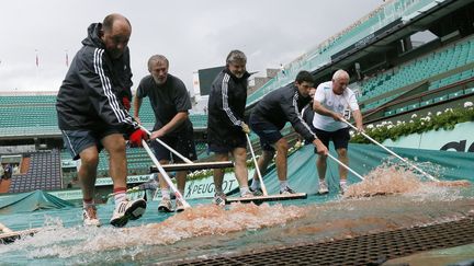 Cette &eacute;dition 2012 de Roland-Garros a &eacute;t&eacute; perturb&eacute;e par la pluie (7 juin 2012). (PATRICK KOVARIK / AFP)