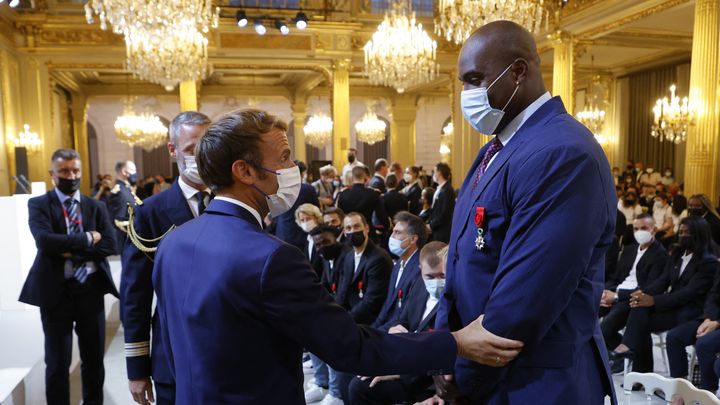 Le président de la République, Emmanuel Macron, avec le judoka Teddy Riner à l'Elysée lors d'une cérémonie en l'honneur des médaillés français des Jeux olympiques de Tokyo, le 13 septembre 2021. (LUDOVIC MARIN / AFP)