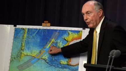 &nbsp; (Le vice-Premier ministre australien, Warren Truss, détaille la nouvelle zone de recherches du vol MH370 © MaxPPP)