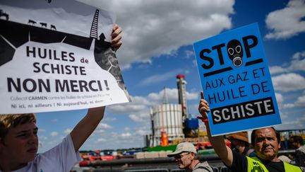 Des militants &eacute;cologistes manifestant devant la plateforme p&eacute;troli&egrave;re de forage d'une compagnie am&eacute;ricaine &agrave; Jouarre, en Seine-et-Marne, le 3 ao&ucirc;t 2013. (MAXPPP)