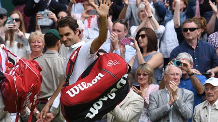 Le Suisse Roger Federer salut le public de Wimbledon lors de sa dernière apparition sur le circuit en 2016 (LEON NEAL / AFP)