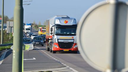 &nbsp; (Les chauffeurs de poids-lourds sont appelés à organiser des blocages par deux organisations syndicales © MaxPPP)