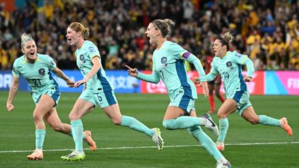 Les Australiennes célèbrent le quatrième but de leur équipe face au Canada, lors de la coupe du monde, à Melbourne, le 31 juillet 2023. (WILLIAM WEST / AFP)