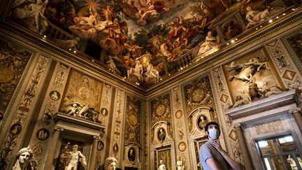 Un visiteur dans la Galerie Borghèse, à Rome, à sa réouverture, mardi 19 mai 2020.&nbsp; (TIZIANA FABI / AFP)