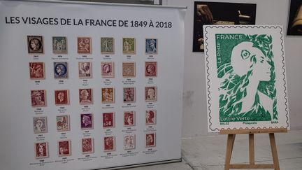 Le nouveau visage de Marianne (à droite) qui figurera sur les timbres commercialisés à partir du 13 novembre 2023. (STEPHANE DUPRAT / MAXPPP)