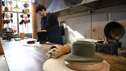 Isabelle Grange, chapelière modiste au Musée du chapeau de Chazelles.&nbsp; (PHOTO JOEL PHILIPPON / MAXPPP)