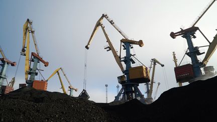 Du charbon provenant d'Afrique du Sud est déchargé dans le port de Youjne, dans l'oblast d'Odessa (Ukraine), le 9 décembre 2015. (DENIS PETROV / RIA NOVOSTI / AFP)