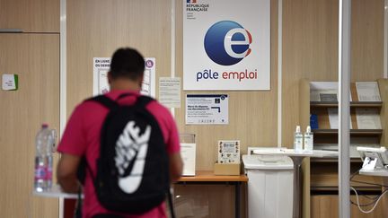 Une personne se tient dans une agence Pôle emploi de Lille (Nord), le 20 juin 2023. (FLORENT MOREAU / MAXPPP)